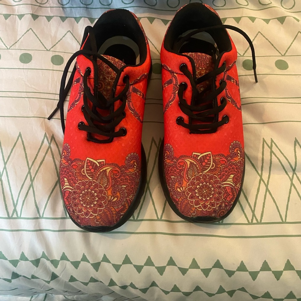 NIB Yes We Vibe Specialty Design Sneakers … Size 6